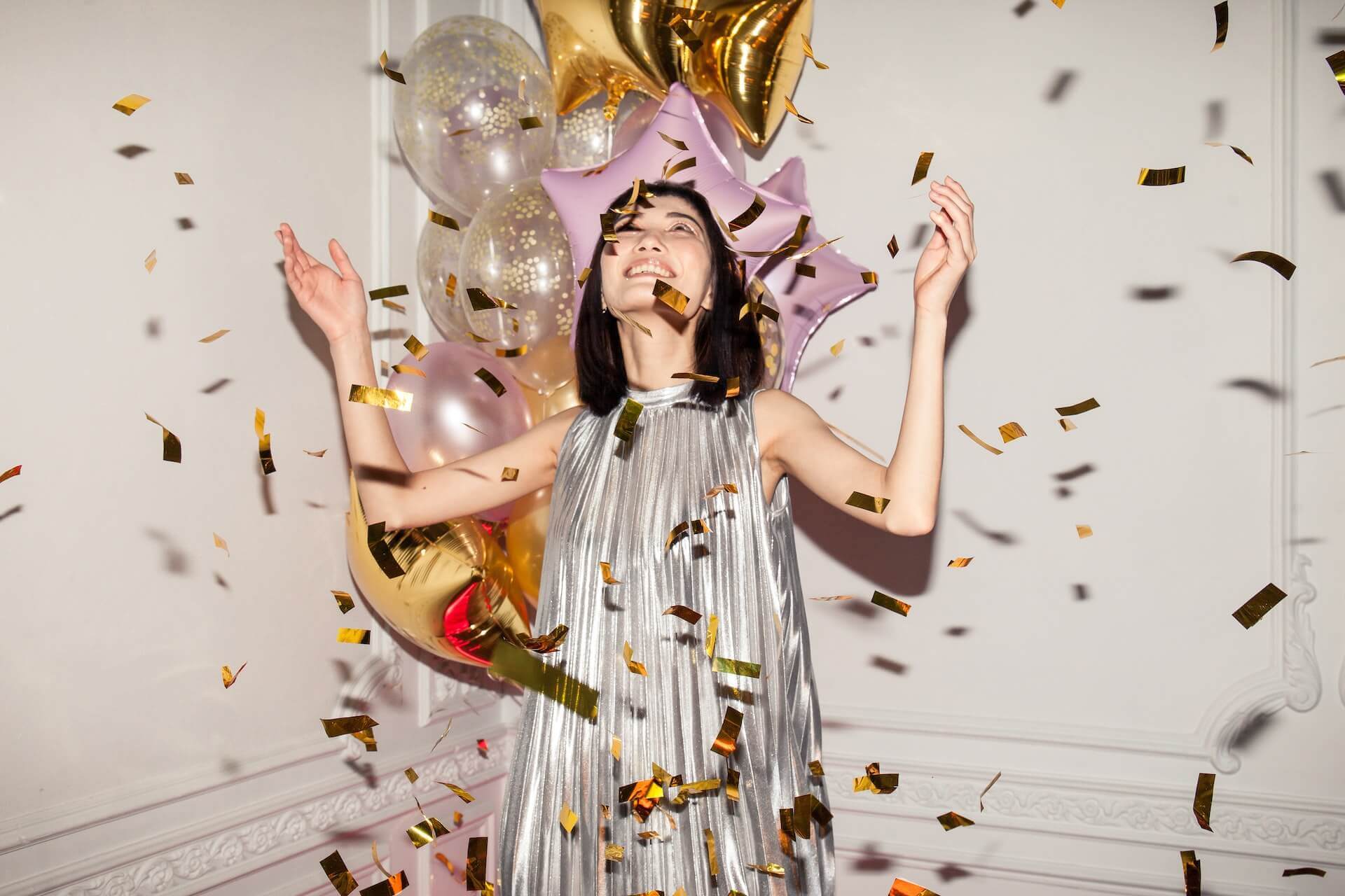 woman-confetti-balloons